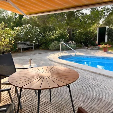 Familiar Con Piscina En Binixica *