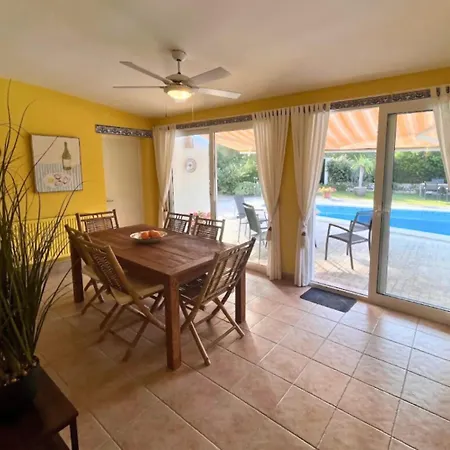 Familiar Con Piscina En Binixica *