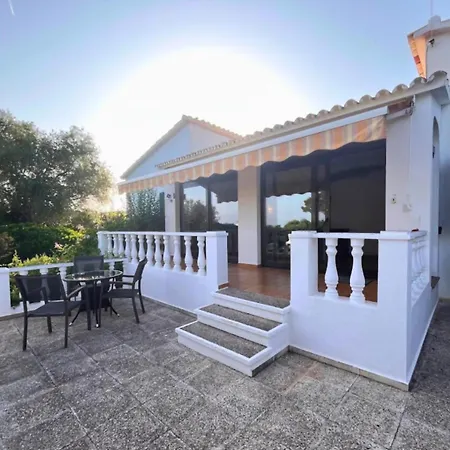 Alpesi faház Familiar Con Piscina En Binixica Binibeca